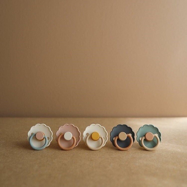 MUSHIE Mushie Daisy Frigg Pacifier