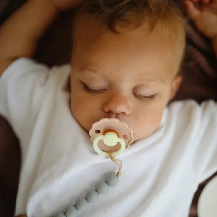 MUSHIE Mushie FRIGG Daisy Night Natural Robber Pacifier 2-Pack