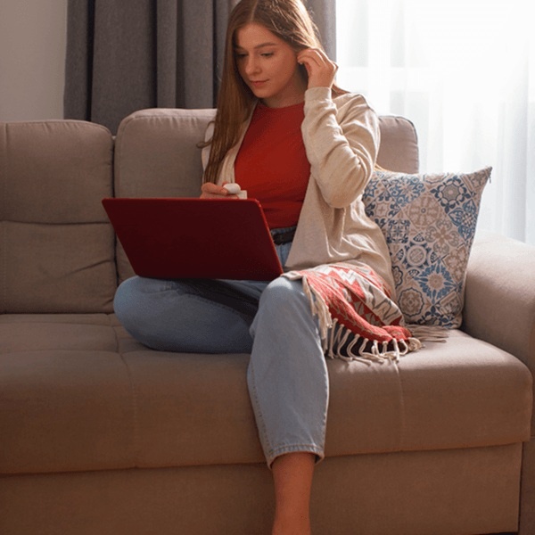 Jeune maman portant des vêtements pratiques pour l’allaitement avec sac et accessoires pour bébé
