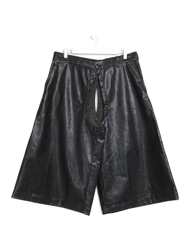 COMME des GARÇONS HOMME PLUS Short en simili-cuir croco embossé COMME des GARÇONS HOMME PLUS Short en simili-cuir croco embossé