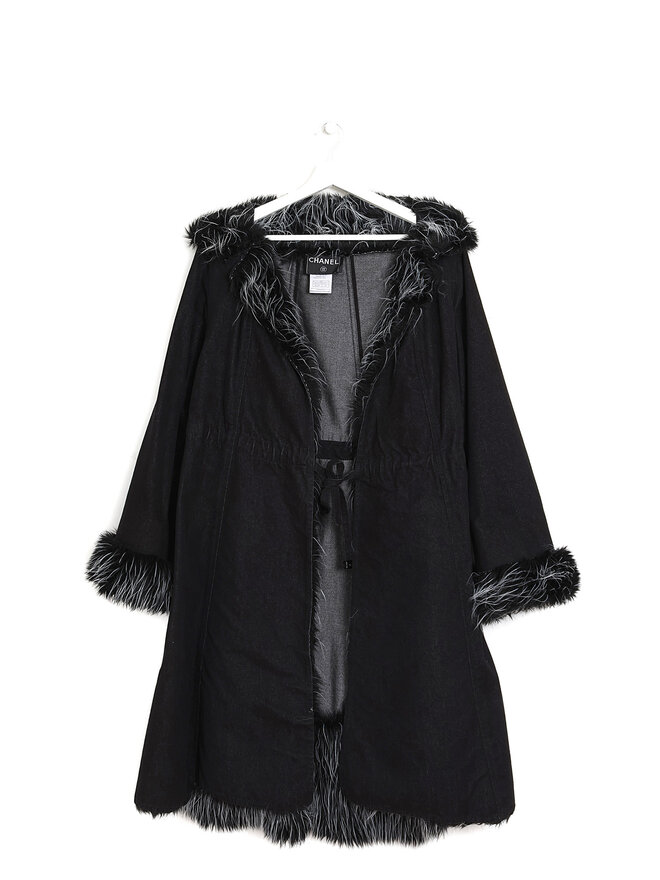 CHANEL Manteau noir à bordure en fausse fourrure CHANEL Manteau noir à bordure en fausse fourrure