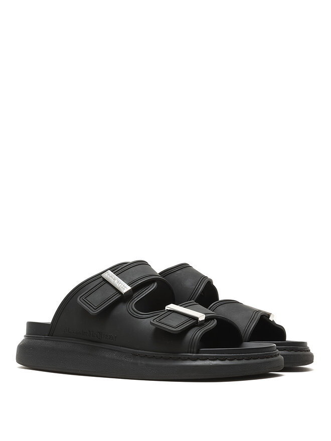 Alexander McQueen Sandales en caoutchouc à ferrures métalliques Alexander McQueen Sandales en caoutchouc à ferrures métalliques