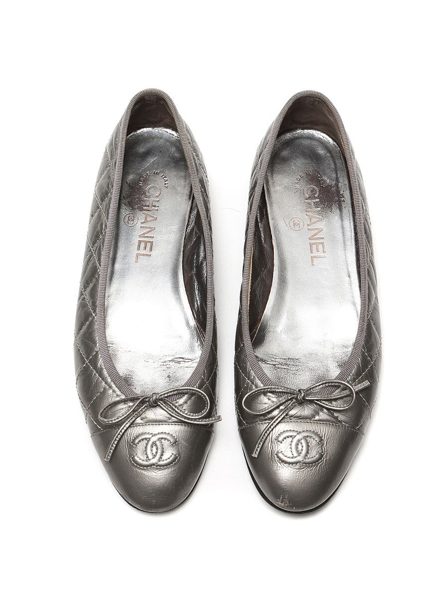 CHANELバレリーナ　シルバーキルティング　37 Chanel Quilted Metallic Silver Ballet Flats | RUSE