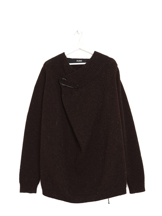 RAF SIMONS Pull en laine avec épingle surdimensionnée RAF SIMONS Pull en laine avec épingle surdimensionnée
