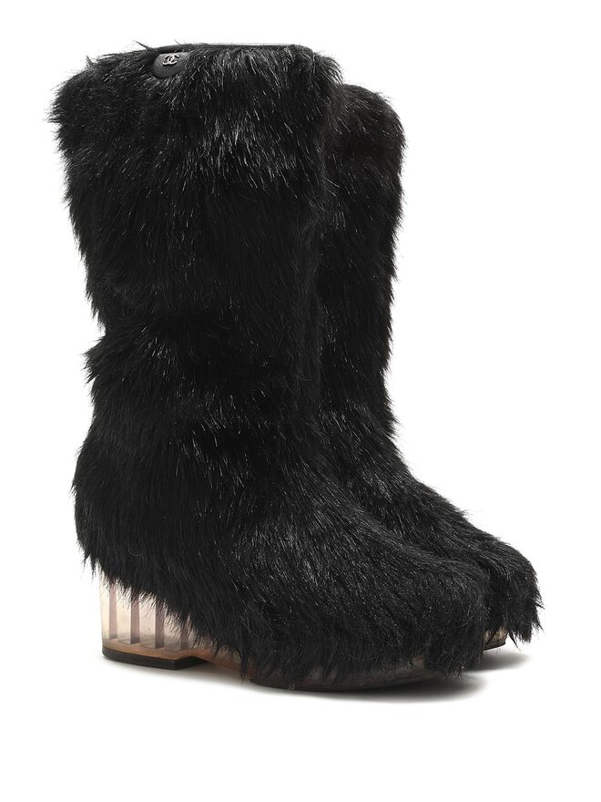 CHANEL Bottes en Fausse Fourrure avec Plaque Logo CHANEL Bottes en Fausse Fourrure avec Plaque Logo