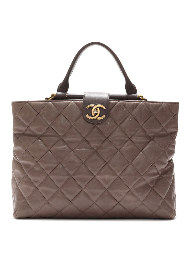 CHANEL Sac à bandoulière en cuir matelassé