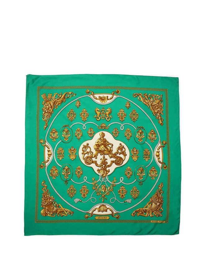 HERMÈS Foulard en soie Hermès à motifs dorés