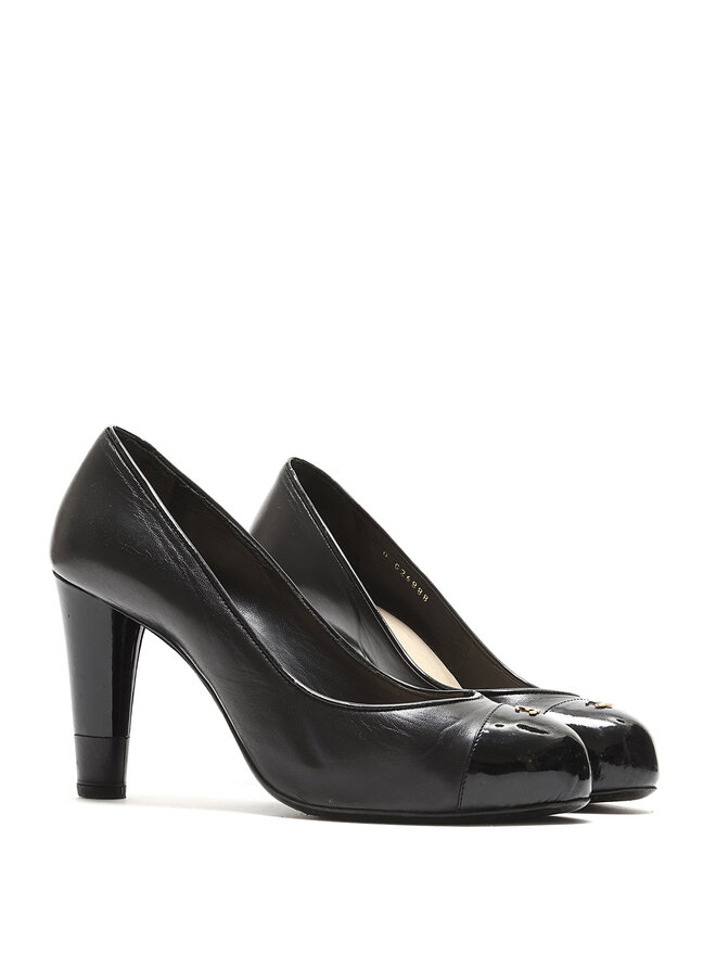 CHANEL Black Leather CC Logo Pumps