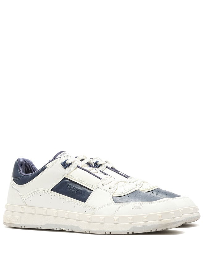 VALENTINO Baskets basses blanches et bleu marine à clous Valentino