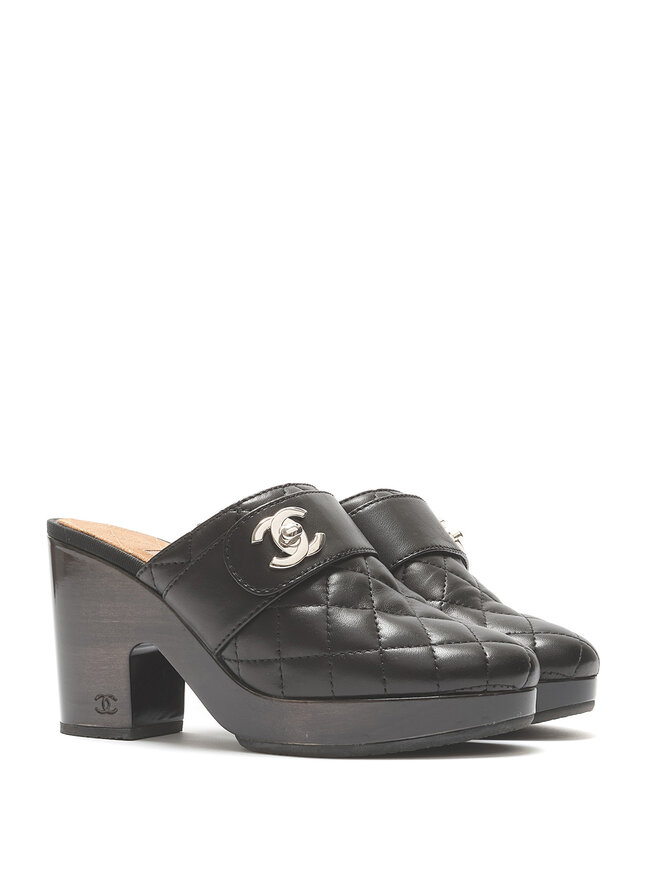 CHANEL Mules Matelassées à Logo