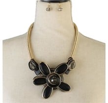 To The Beat Flower Necklace Set