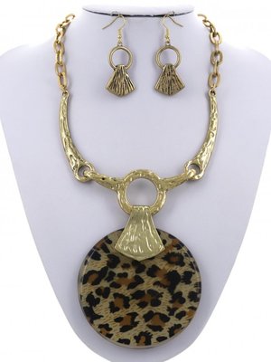 Don't Come Knocking Leopard Necklace Set