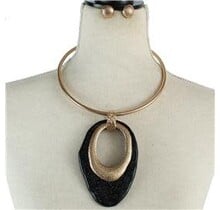 In The Dust Necklace Set - Black