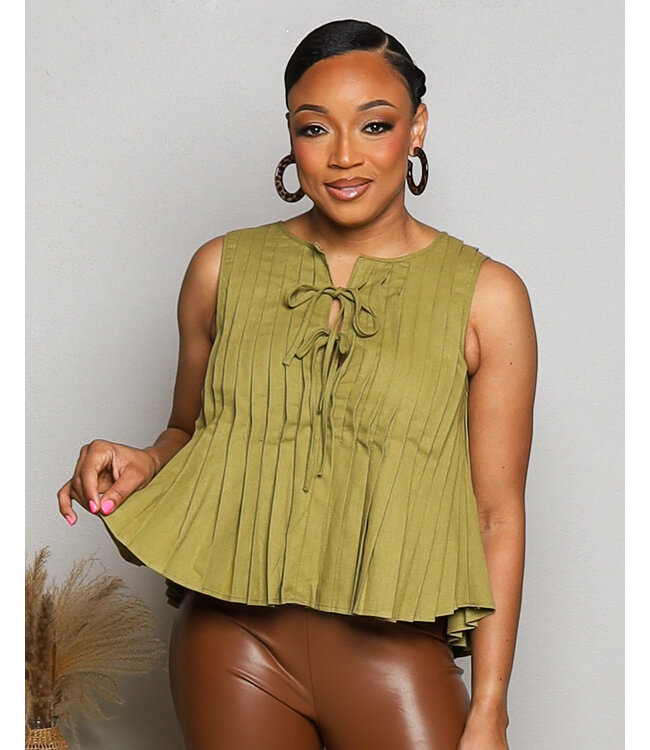 FEELING EXTRA PLEATED TOP