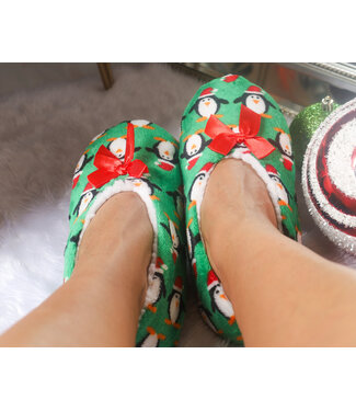 HOLLY JOLLY SLIPPER SOCKS - GREEN PENGUINS