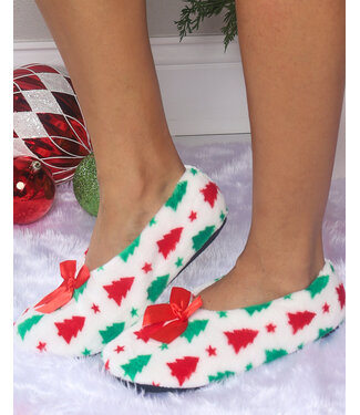 HOLLY JOLLY SLIPPER SOCKS - WHITE TREES