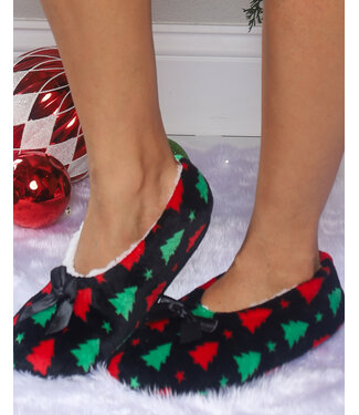 HOLLY JOLLY SLIPPER SOCKS - BLACK TREES