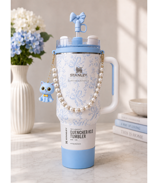 Stanley 1913 x LoveShackFancy Holiday Quencher H2.0 Flowstate Tumbler - Coquette Bow Winter Ice