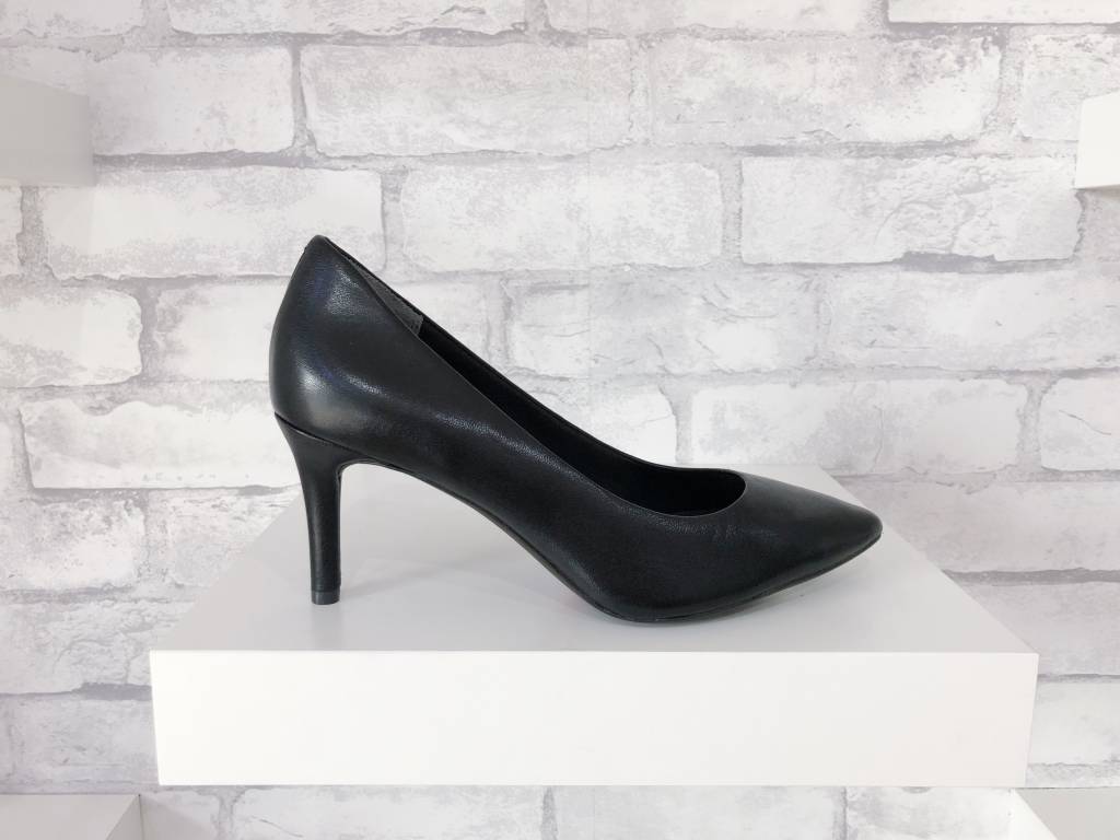 total motion pointed toe pump