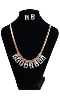 Round Neck Set with 8 Crystal Stones