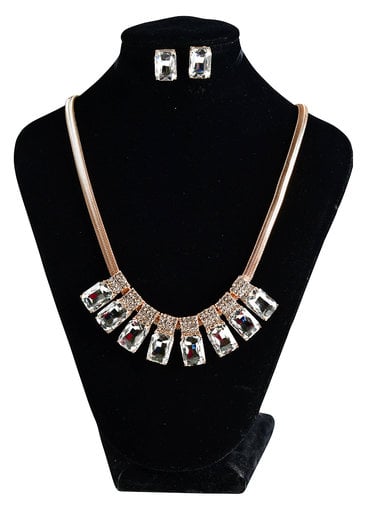 Round Neck Set with 8 Crystal Stones