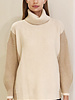 TWO-TONES CASHMRE ROLL NECK WITH BALLOON SLEEVES: SAND-CAMEL