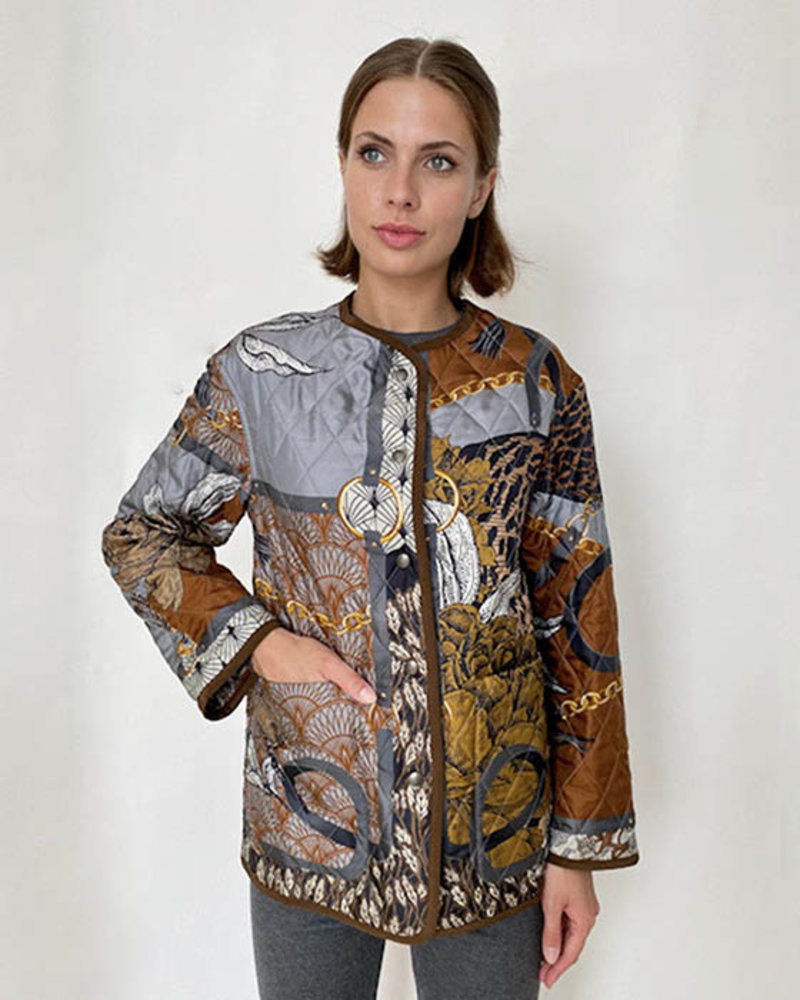 COLLARLESS REVERSIBLE SILK PRINTED QUILTED JACKET: LEOPARD-AMAZONIA BROWN