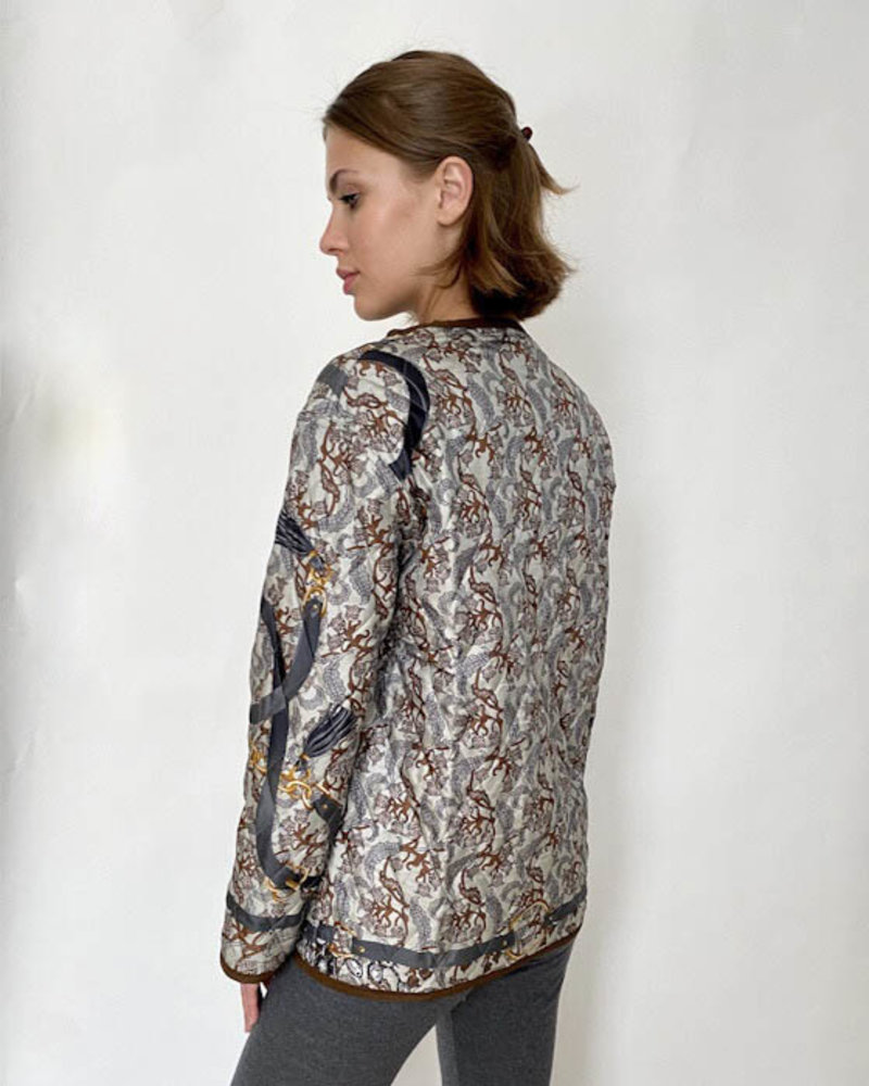 COLLARLESS REVERSIBLE SILK PRINTED QUILTED JACKET: LEOPARD-AMAZONIA BROWN