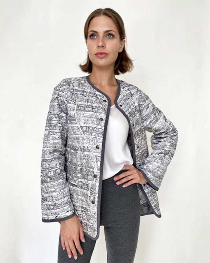 COLLARLESS REVERSIBLE SILK PRINTED QUILTED JACKET: NEW YORK-PALM BEACH BLACK