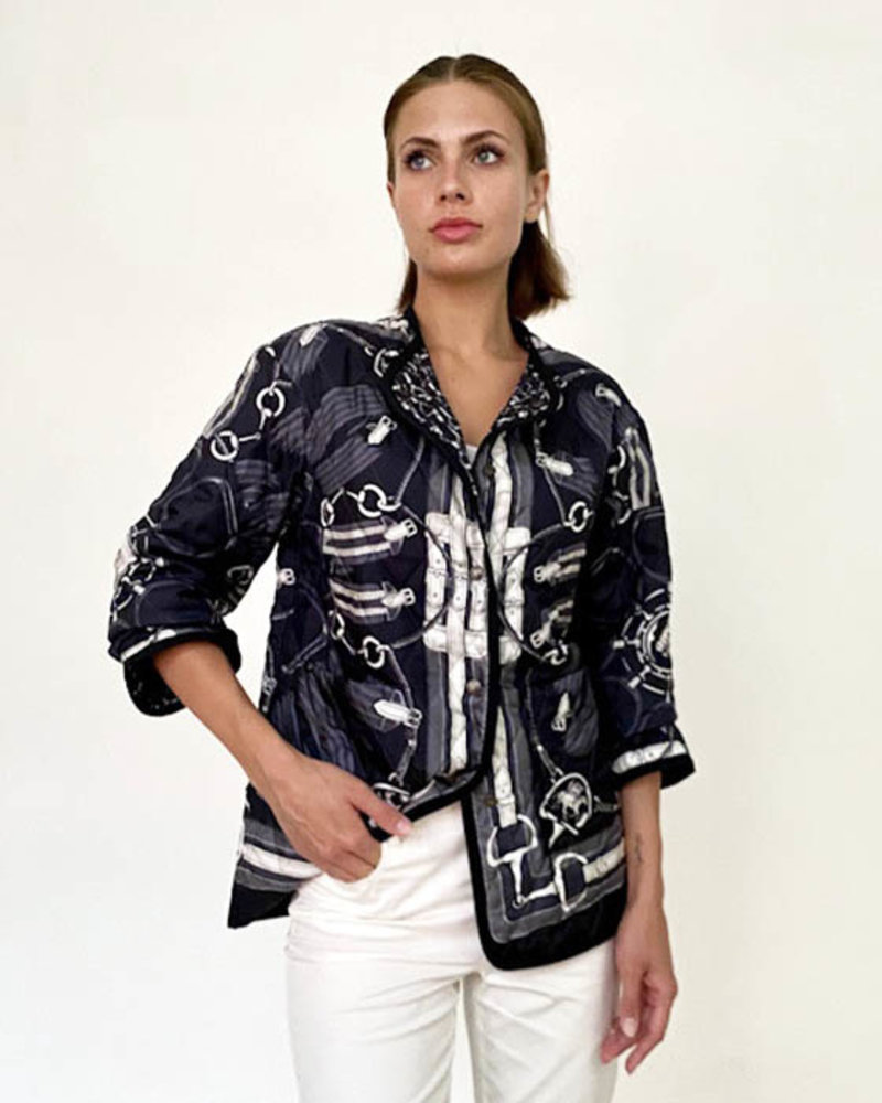 COLLARLESS REVERSIBLE SILK PRINTED QUILTED JACKET: STIRRUPS-CHAINS BLACK