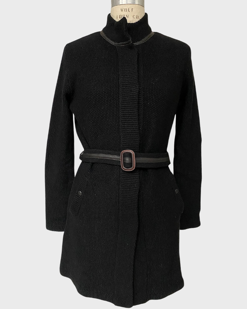 CASHMERE COAT WITH LEATHER ACCENT BELT:BLACK