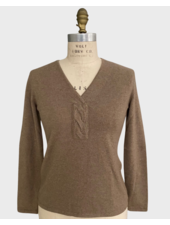 V SWEATER WITH CABLE DETAIL, TOBACCO