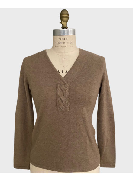 V SWEATER WITH CABLE DETAIL, TOBACCO