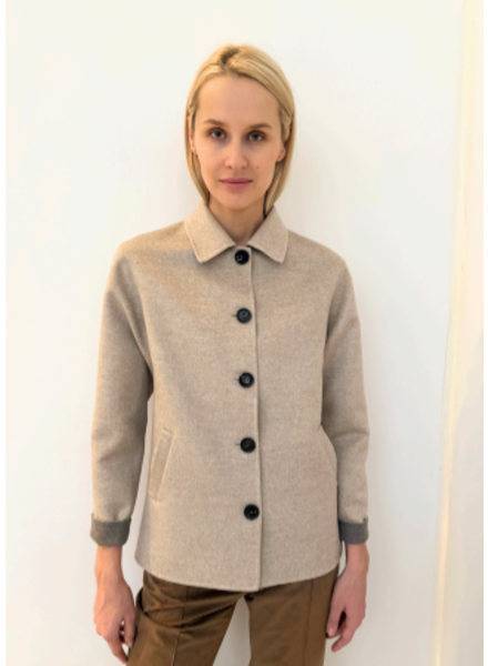 CASHMERE BUTTON DOWN SHIRT JACKET: BEIGE-BROWN