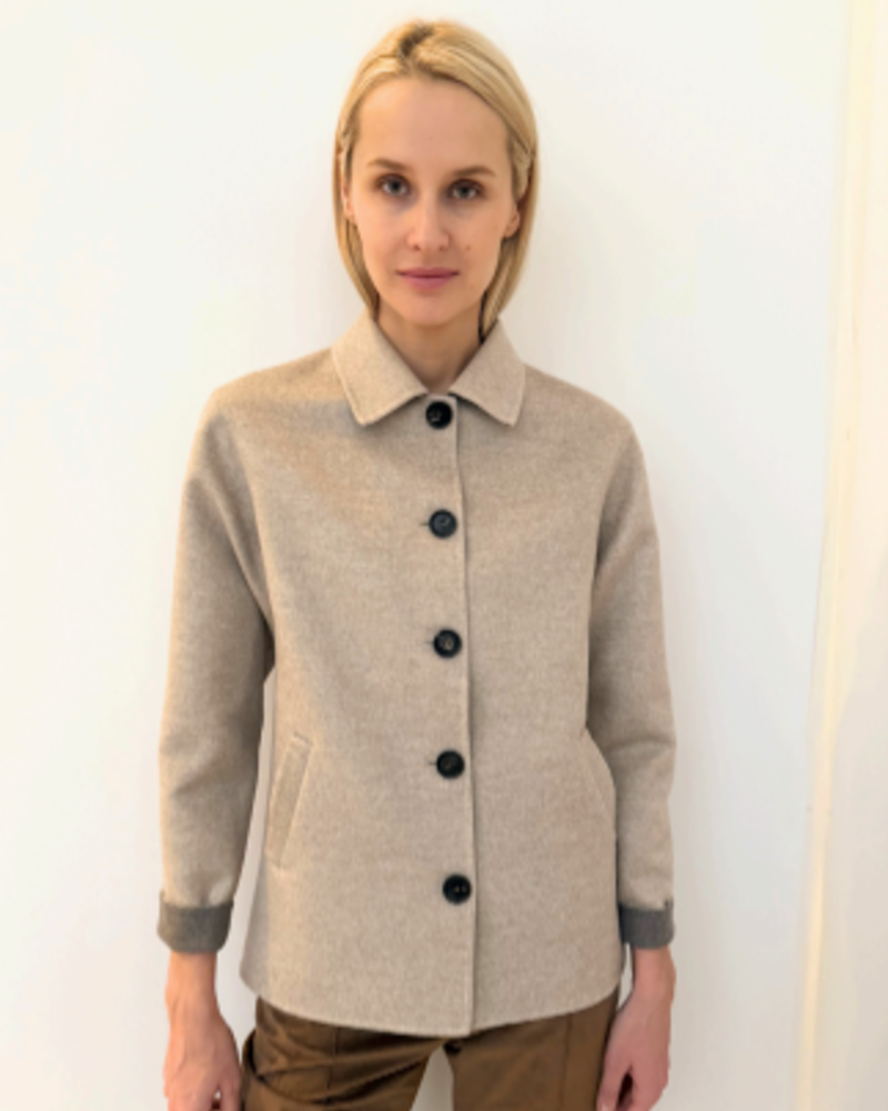 CASHMERE BUTTON DOWN SHIRT JACKET: BEIGE-BROWN