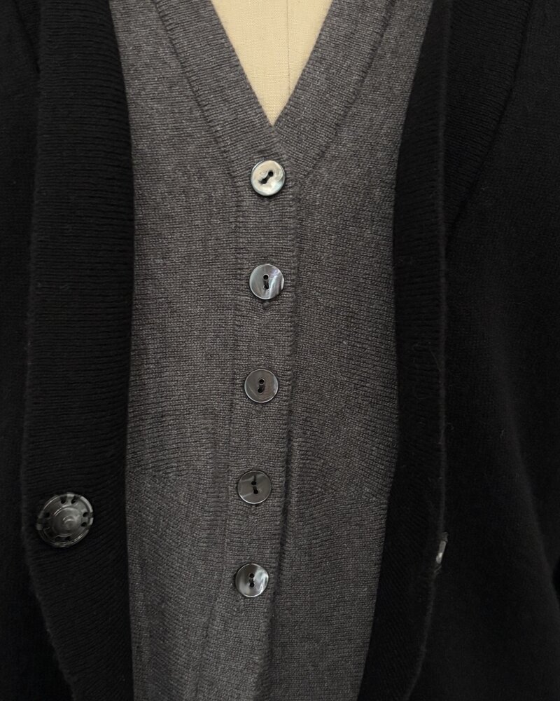 CASHMERE 2 LAYER CARDIGAN W/ CENTER SNAP DETAIL : BLACK