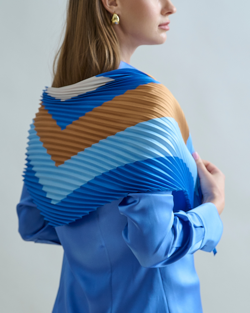 PLEATED SILK SCARF : SQUARE PRINT : BLUE