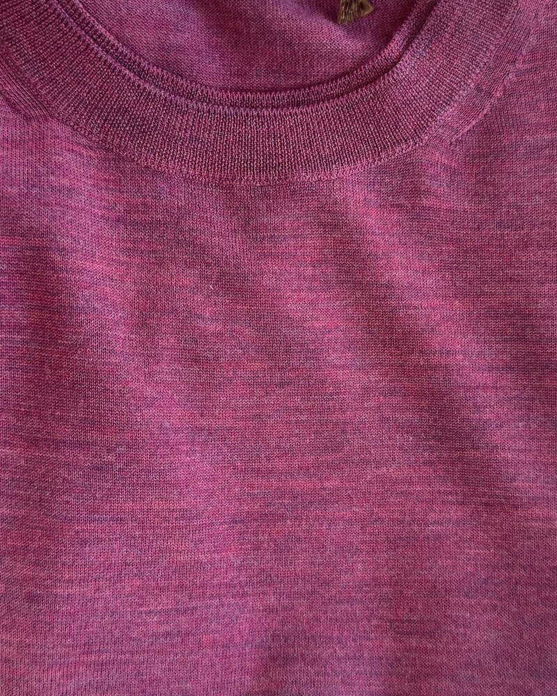 SUPERFINE LIGHT WEIGHT CREW SWEATER: BERRY