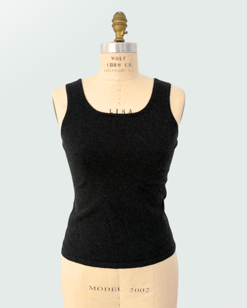 CASHMERE CREW NECK TOP: COAL
