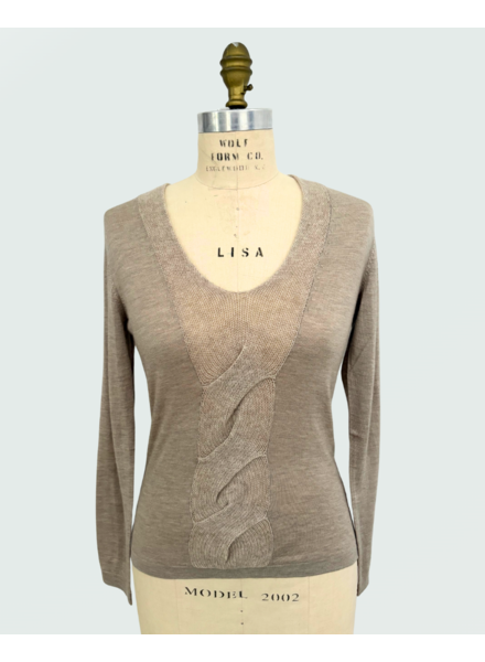 V NECK WITH CABLE: SUPERFINE CASHMERE WITH KNIT CABLE: SAND