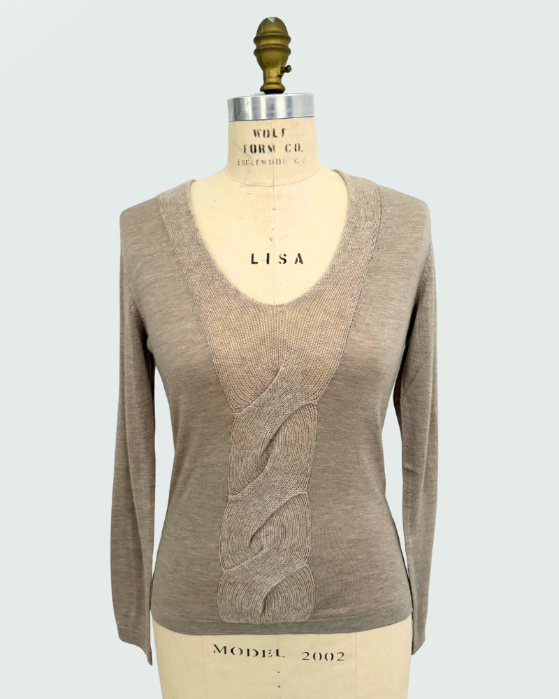 V NECK WITH CABLE: SUPERFINE CASHMERE WITH KNIT CABLE: SAND