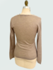 V NECK WITH CABLE: SUPERFINE CASHMERE WITH KNIT CABLE: SAND