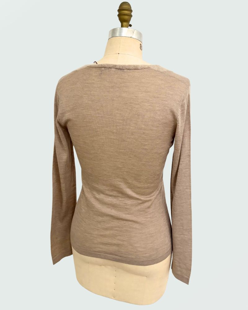 V NECK WITH CABLE: SUPERFINE CASHMERE WITH KNIT CABLE: SAND