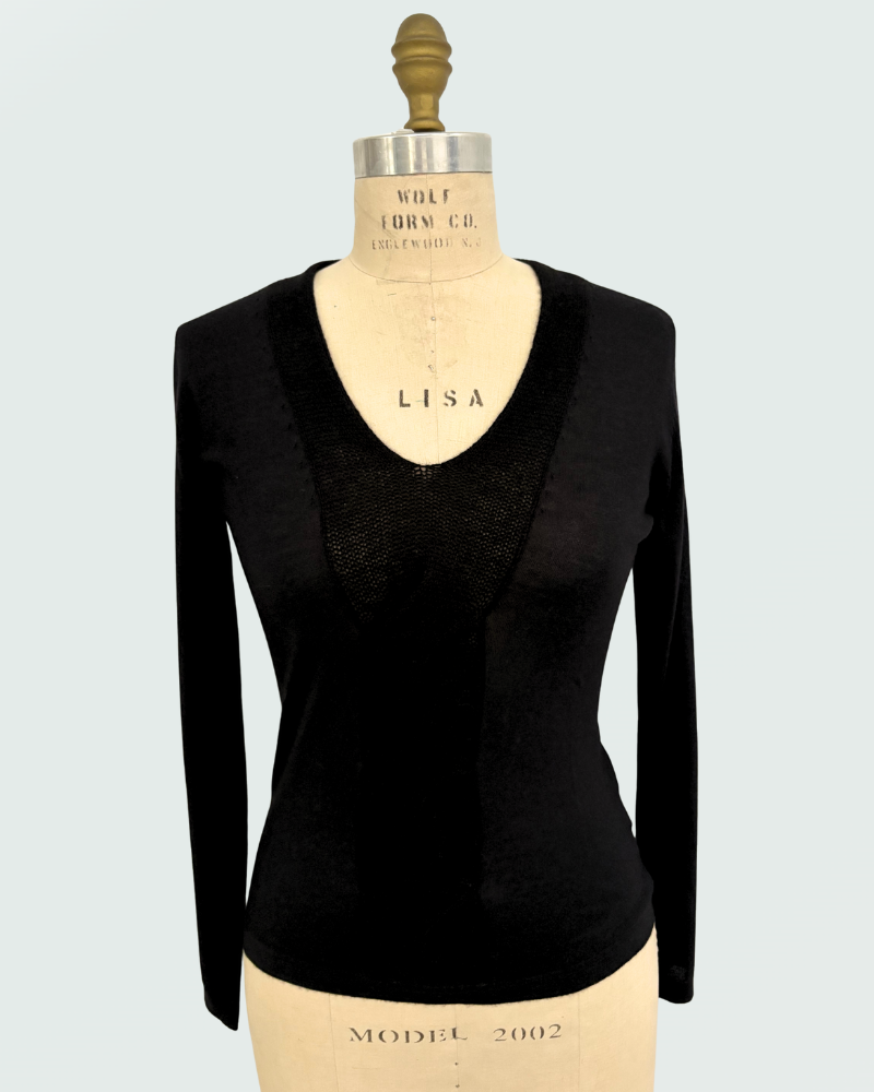V NECK WITH CABLE: SUPERFINE CASHMERE WITH KNIT CABLE: BLACK