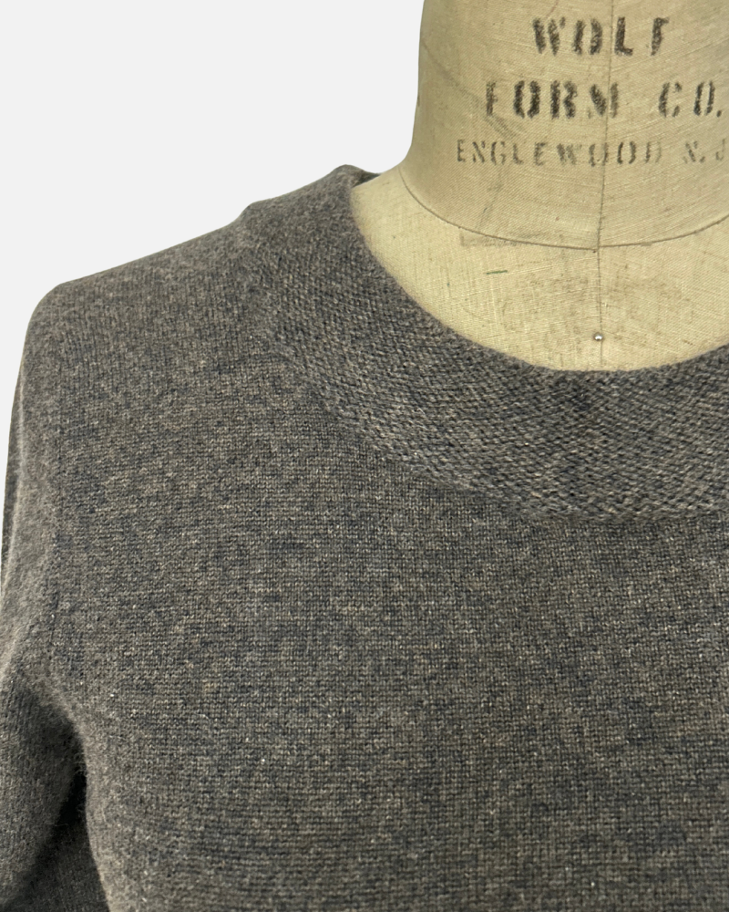 CASHMERE CREW NECK WITH JEWEL KNIT DETAIL: ANTHRACITE