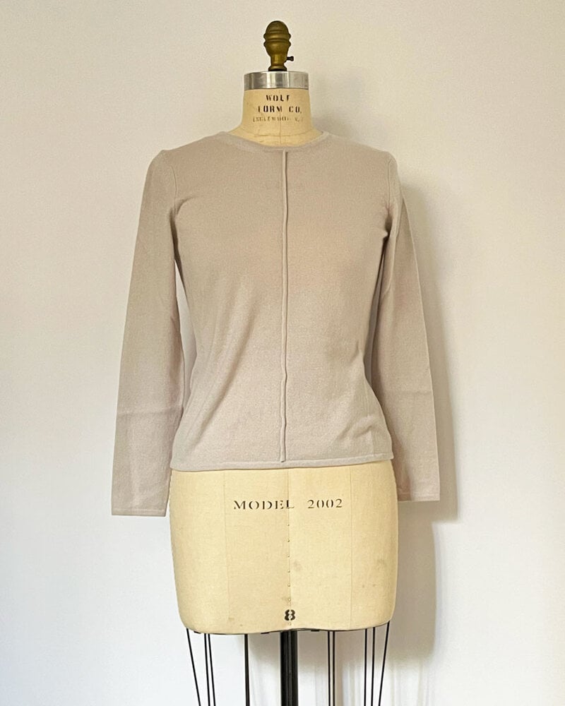 LS KNITTED CREW WITH CENTER PIPING:DOVE