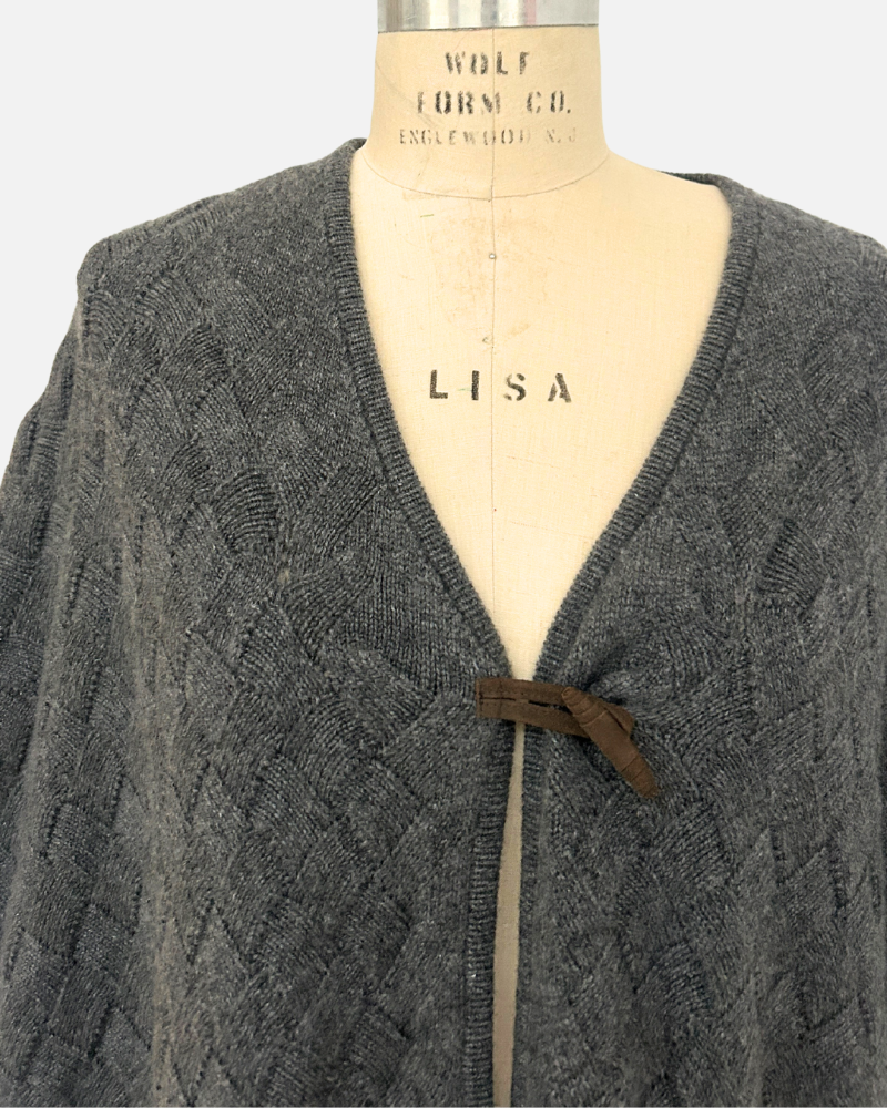 TEXTURED KNIT CAPE WITH FUR-TRIM POCKETS & FRINGE: CHARCOAL