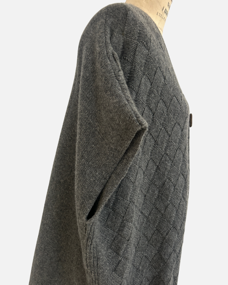 TEXTURED KNIT CAPE WITH FUR-TRIM POCKETS & FRINGE: CHARCOAL