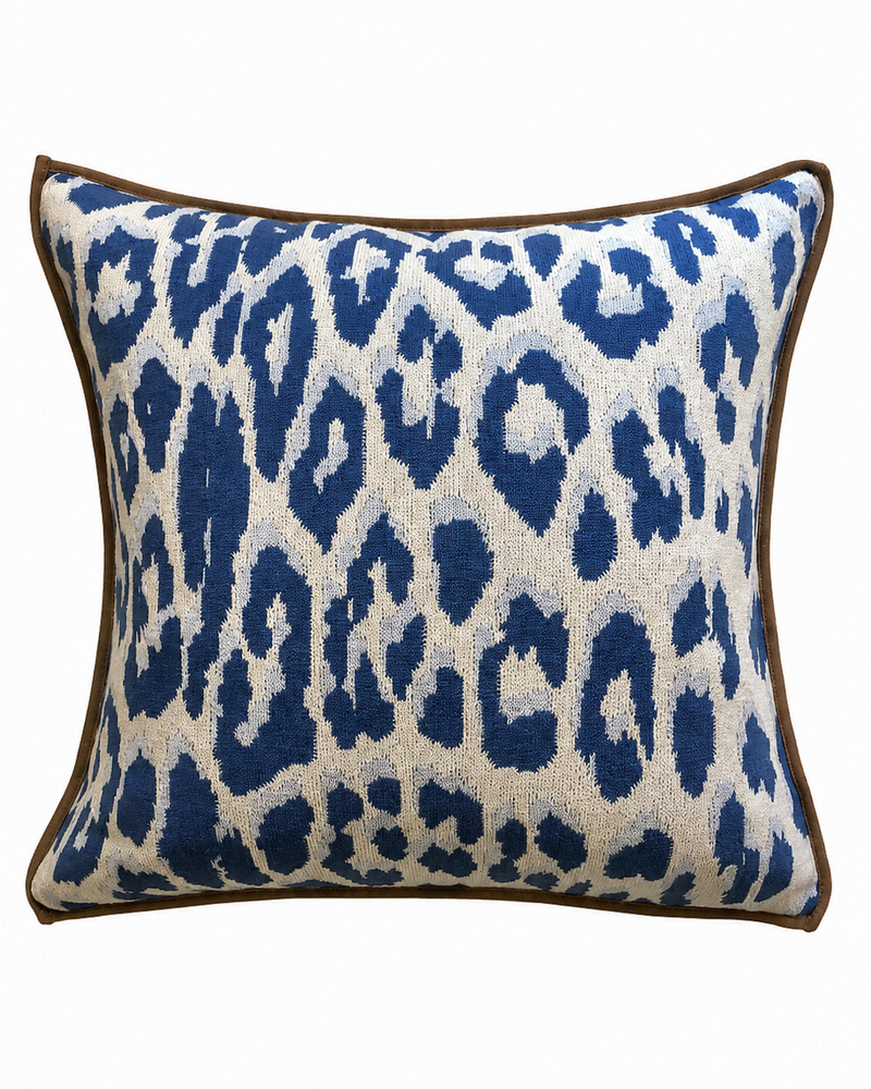 COTTON KNITTED LEOPARD PILLOW: 21" X 21": BLUE