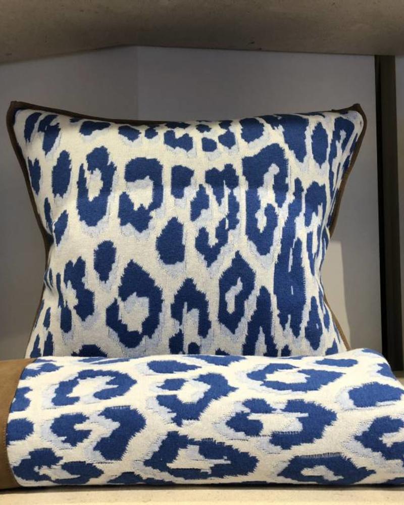 COTTON KNITTED LEOPARD PILLOW: 21" X 21": BLUE